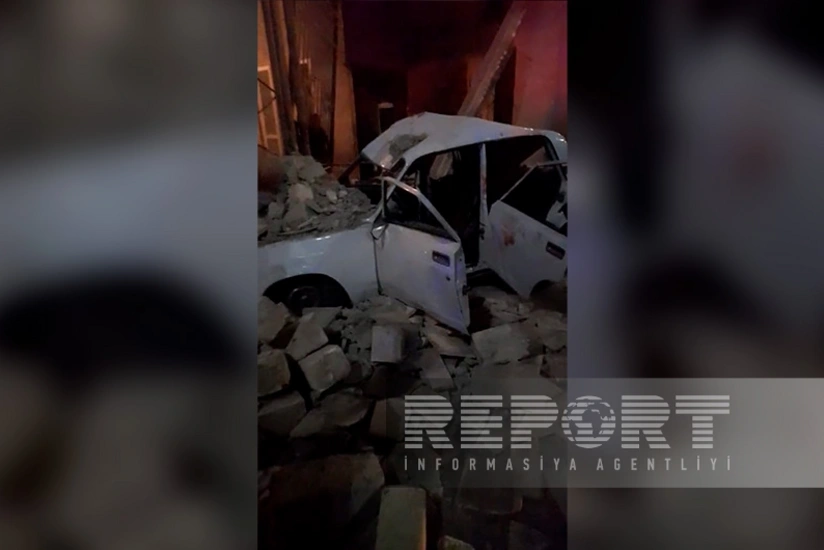 Gəncədə avtomobil maneə çırpılıb, 2 nəfər ağır xəsarət alıb