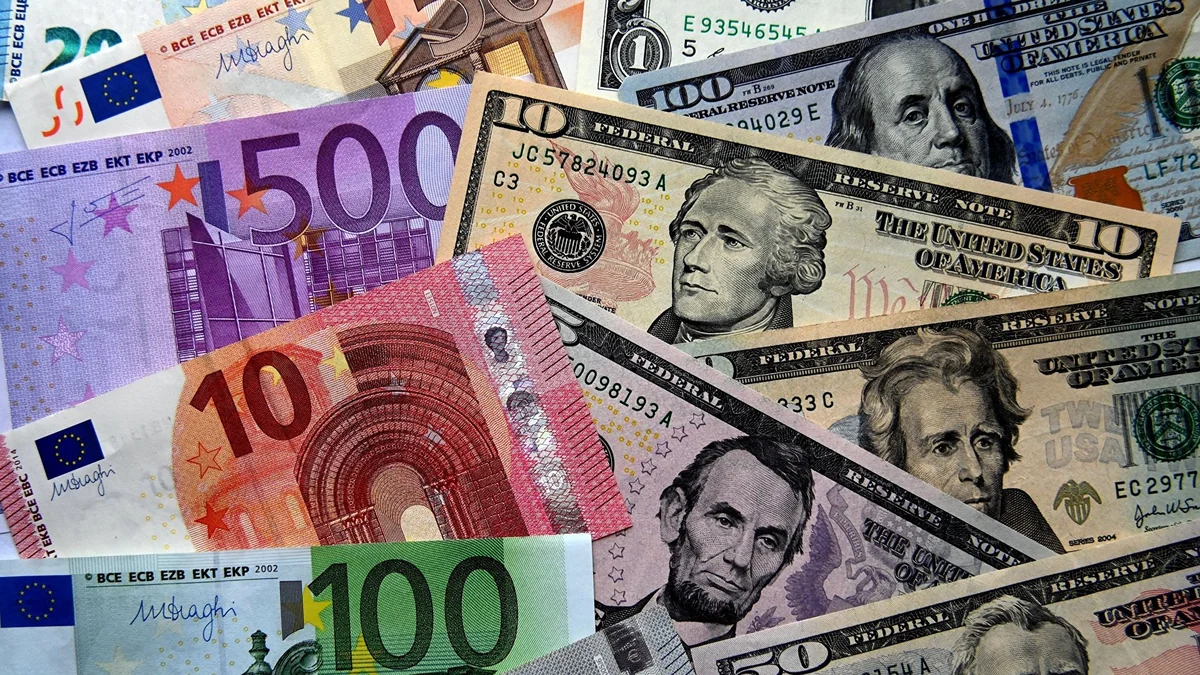 Евро дорожает к доллару почти на 1% после заседания ЕЦБ