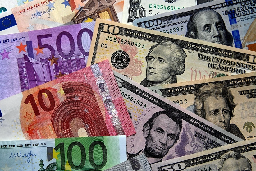 Евро дорожает к доллару почти на 1% после заседания ЕЦБ
