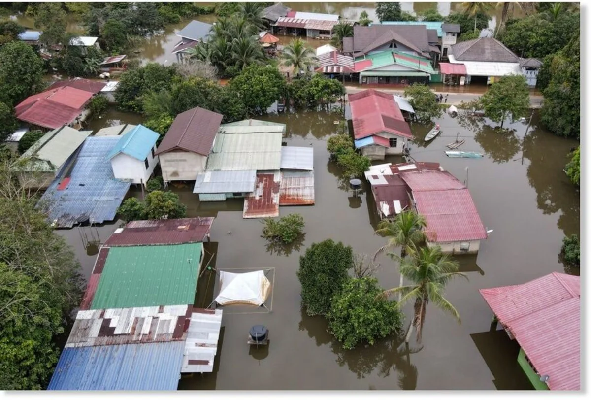 Floods displace 122,000 people in Malaysia