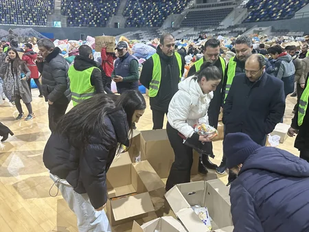Səfir humanitar yardımların toplandığı məkana gəlib: Azərbaycanla Türkiyə yenə də tək ürək olub