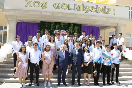 Təhsil naziri məcburi köçkün şagirdlərin Son zəngində  - FOTOREPORTAJ