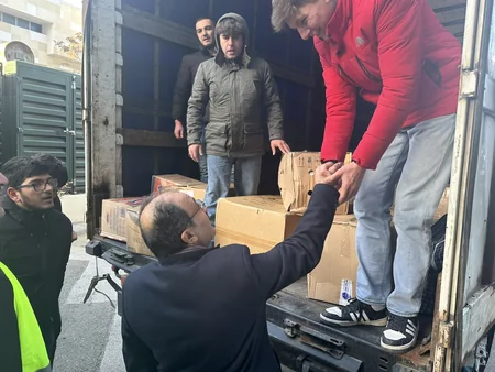 Səfir humanitar yardımların toplandığı məkana gəlib: Azərbaycanla Türkiyə yenə də tək ürək olub