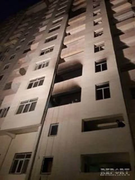Bakıda binada 2 nəfərin xəsarət alması ilə nəticələnən yanğın baş verib, sakinlər təxliyə edilib - FOTO