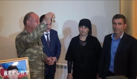 Şəhid olan hərbçilərin təltif edildiyi medallar ailə üzvlərinə təqdim edilib - FOTO