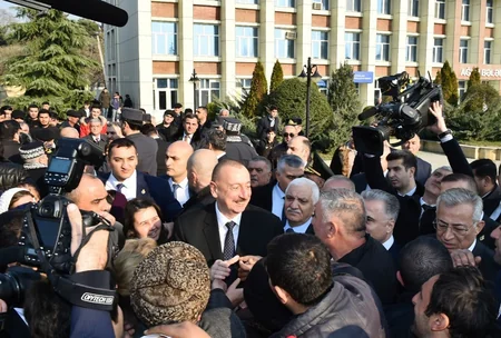 Prezident Ağsuda zəlzələnin nəticələrinin aradan qaldırılması ilə bağlı görülən işlərlə yerində tanış olub