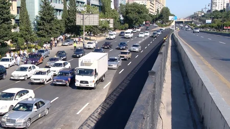 20 Yanvar dairəsində bağlanan yol açılıb