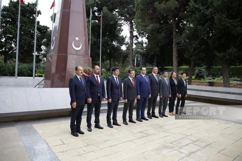 TDT kənd təsərrüfatı nazirləri Fəxri və Şəhidlər xiyabanlarını ziyarət ediblər