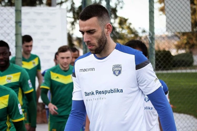 Sabah serbiyalı futbolçu ilə vidalaşdı