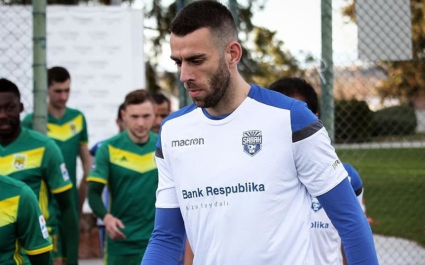 Sabah serbiyalı futbolçu ilə vidalaşdı