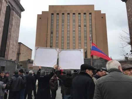 Bir gündə Rusiyanın Ermənistandakı səfirliyinin qarşısında iki aksiya keçirilib