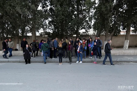 Məktəbin qarşısında Elina Hacıyevanın ölümü ilə əlaqədar anım mərasimi keçirilib - FOTO - VİDEO - YENİLƏNİB-2
