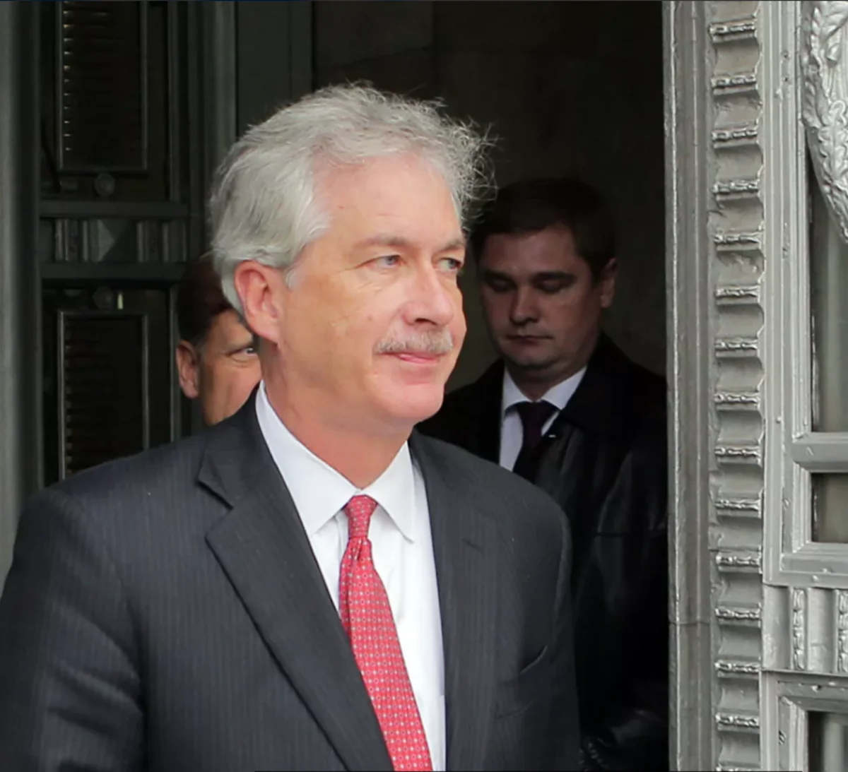 Bayden MKİ-nin direktoru vəzifəsinə Bernsin namizədliyini irəli sürdü