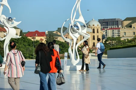 Heydər Əliyev Mərkəzində “Görünməyənin cizgiləri” sərgisi açılıb