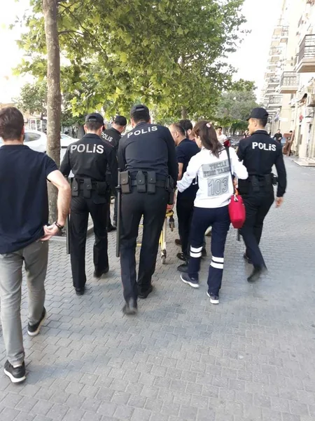 Bakıda halı pisləşən şəxs polis əməkdaşlarının köməkliyi ilə xəstəxanaya çatdırılıb