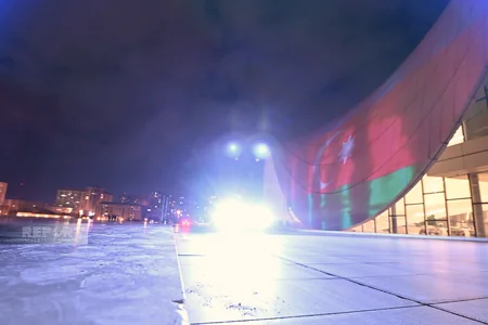 Heydər Əliyev Mərkəzi Türkiyə bayrağı ilə işıqlandırılıb
