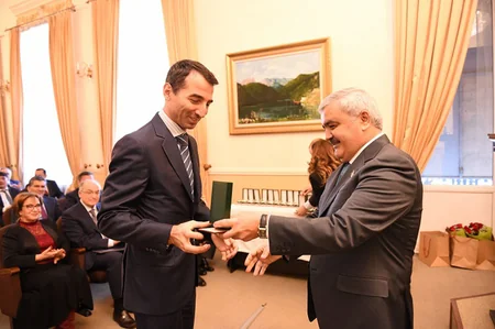 SOCAR-da yüksək dövlət təltiflərinə layiq görülmüş neftçilərə orden və medallar təqdim olunub - VİDEO