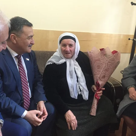 Milli Məclisin deputatları Goranboyda tapılan 102 yaşlı çeçen əsilli qadını ziyarət edib
