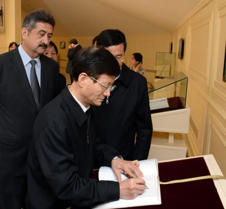 ​Çin sədrinin xüsusi nümayəndəsi Dövlət Bayrağı Meydanı və Xalça Muzeyi ilə tanış olub - YENİLƏNİB
