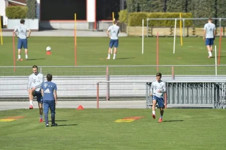 Bavariya məşqləri bərpa etdi, futbolçular məsafə saxladı