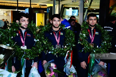 Avropa çempionatında tarixi uğura imza atan güləşçilərimiz Vətənə qayıdıb