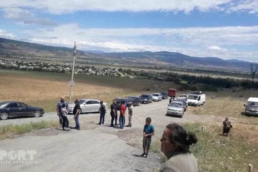 В Грузии закрыли дорогу в село, где проживают азербайджанцы, жители проводят акцию