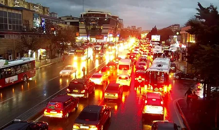 Bakıda avtobuslar gecikmə ilə hərəkət edir