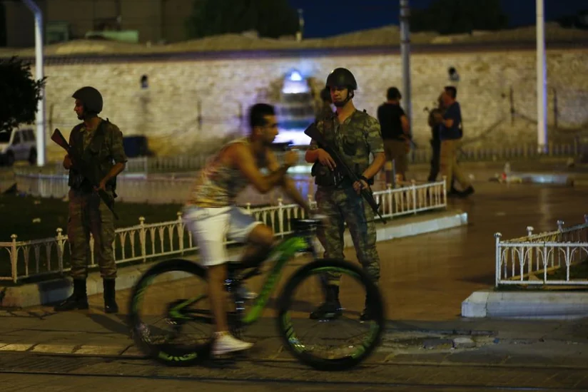 Turkey detains 1563 military servicemen amid coup attempt