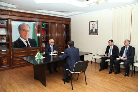 ​İqtisadiyyat və sənaye naziri Yevlaxda vətəndaşları qəbul edib