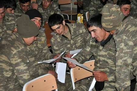 Döyüşlərdə iştirak edən şəxsi heyət arasında təbliğat işləri davam edir