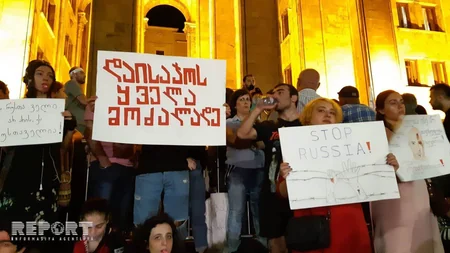 Tbilisidə etiraz aksiyasına canlı zəncirlə yekun vurulub - YENİLƏNİB-2