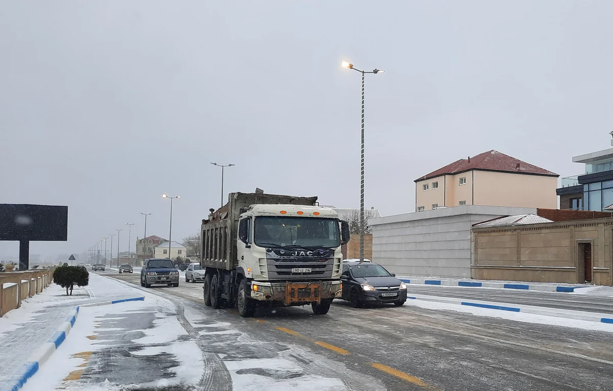 Sumqayıtda yollar qardan təmizlənir, duz-qum qarışığı səpilir