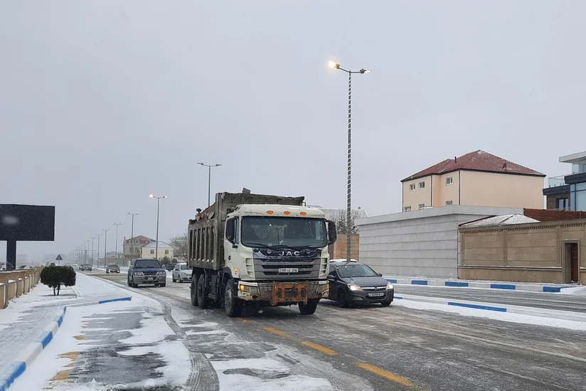 Sumqayıtda yollar qardan təmizlənir, duz-qum qarışığı səpilir