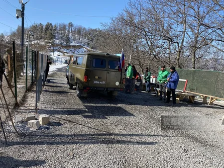 5 vehicles of Russian peacekeepers move freely on Khankandi-Lachin road