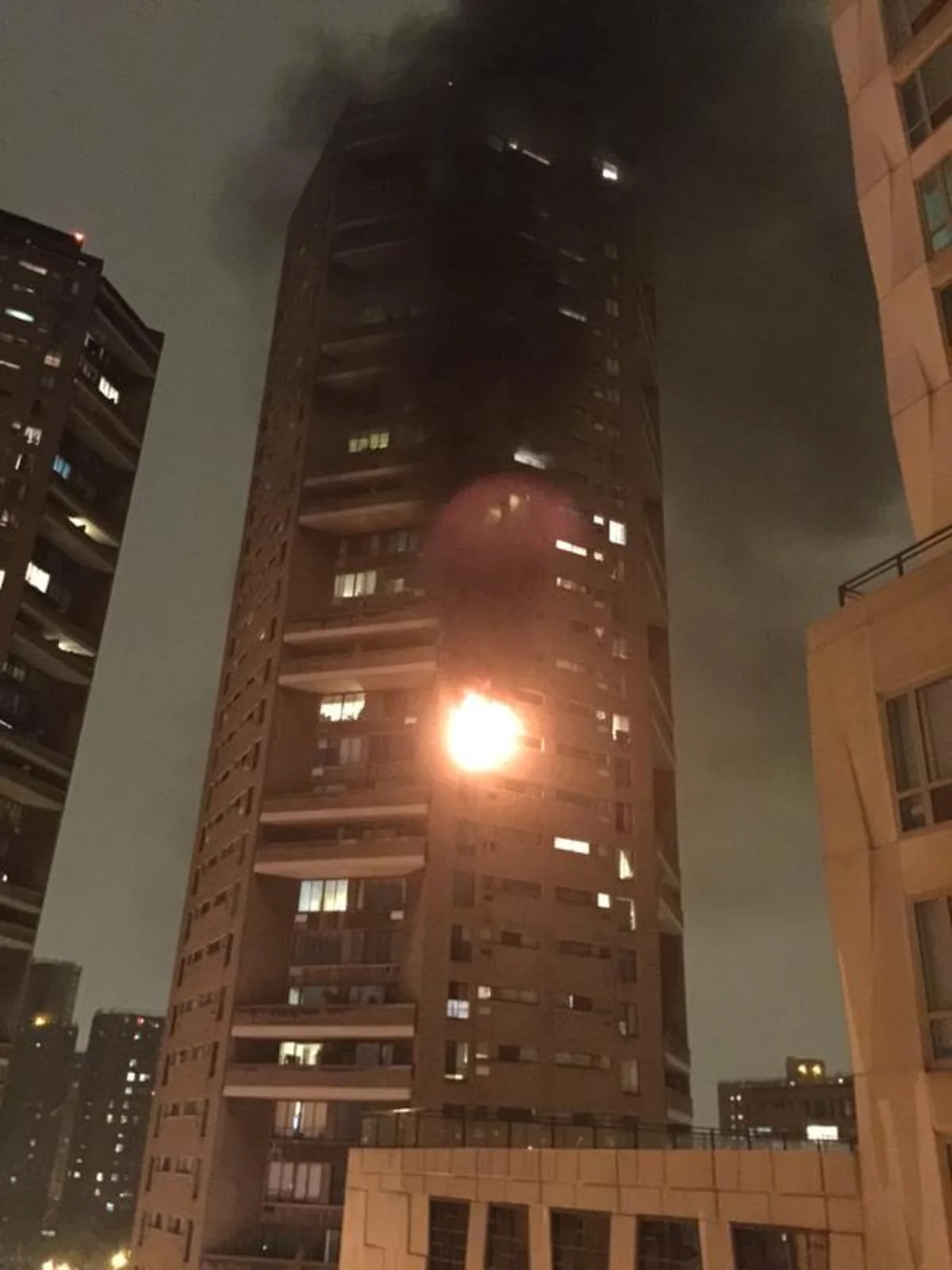 ​В Нью-Йорке горит небоскреб