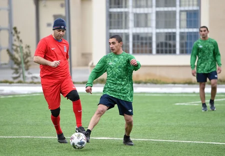 Məhbuslarla futbol veteranları arasında yoldaşlıq oyunu keçirilib