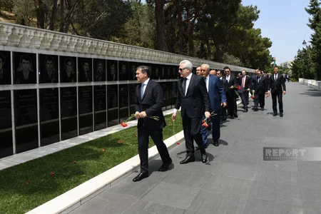Diplomatik xidmət orqanlarının rəhbərləri Şəhidlər Xiyabanını ziyarət edib