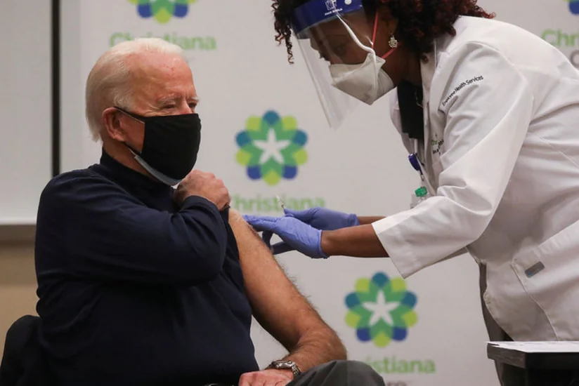 Байдену публично сделали бустерную прививку от коронавируса