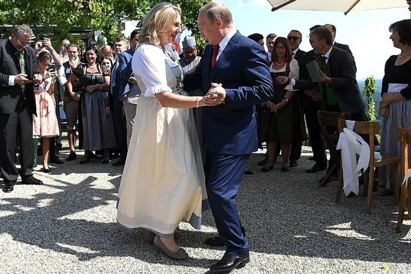 Путин станцевал с австрийским министром на ее свадьбе
