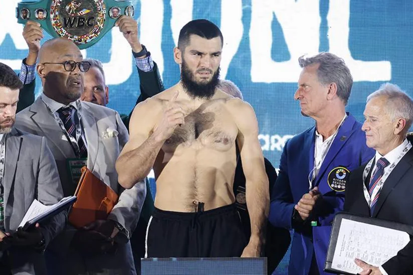 Боксер Бетербиев победил Бивола и стал абсолютным чемпионом мира по боксу