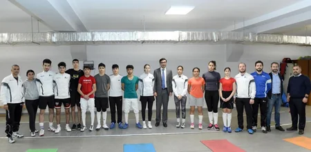 Fərid Qayıbov qılıncoynadan və badmintonçularla görüşüb