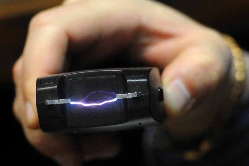 ​Elektroşok vasitələrini saxlamaq, gəzdirmək və istifadə etmək hüququ olan polis əməkdaşlarının siyahısı təsdiqlənib - SİYAHI