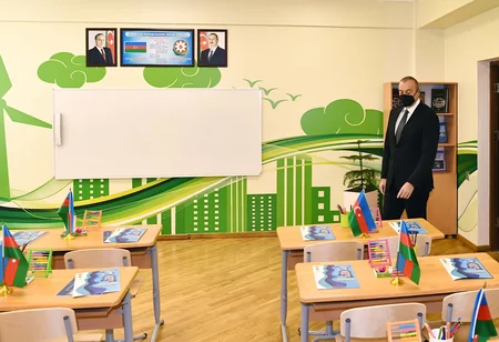 Prezident Bakıda yeni tikilən iki məktəbdə yaradılan şəraitlə tanış olub