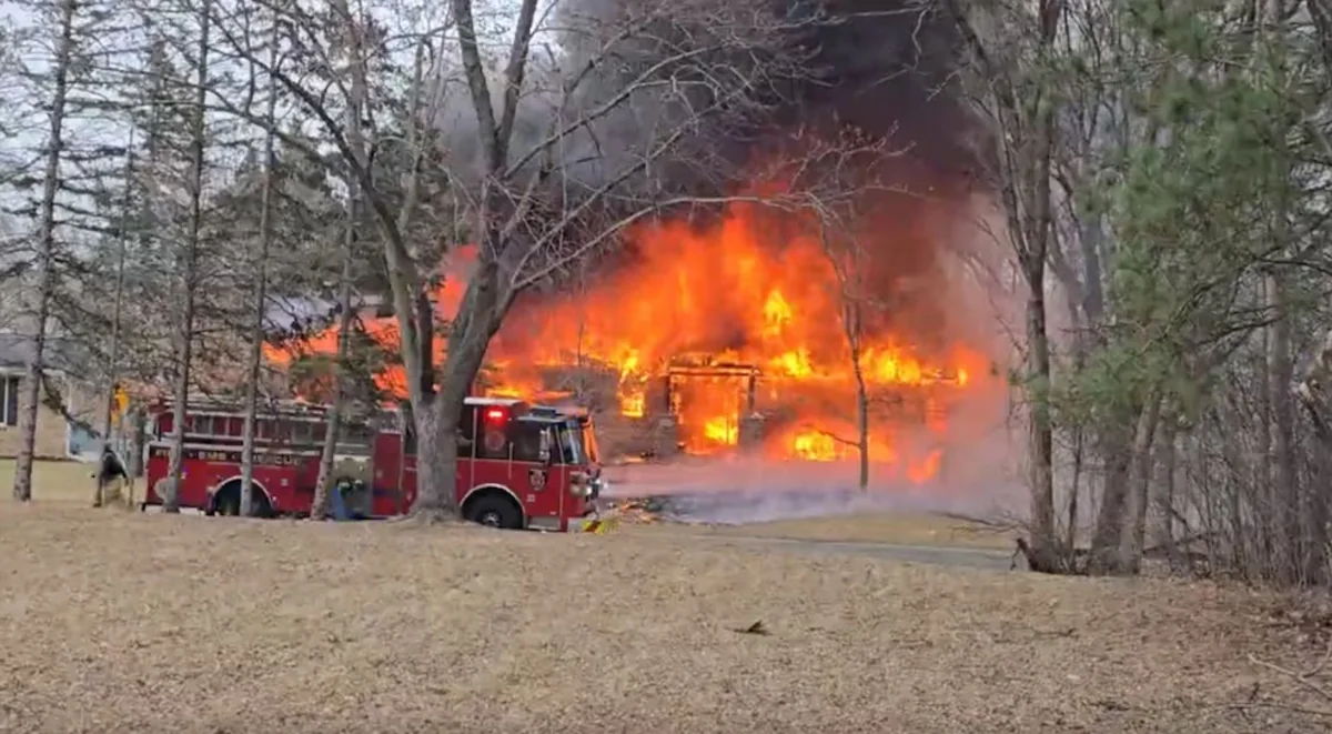 Minnesotada kiçik təyyarə yaşayış evinə düşüb