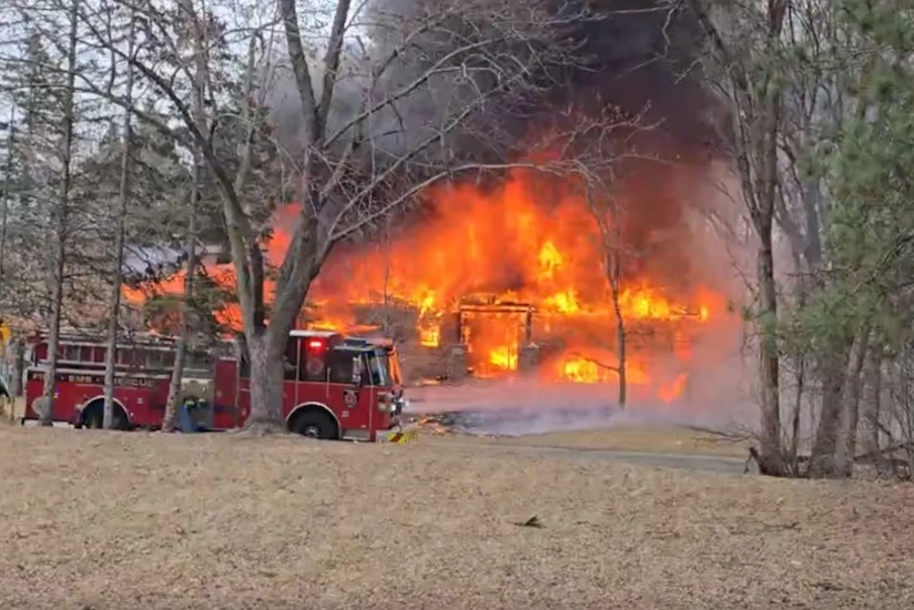 Minnesotada kiçik təyyarə yaşayış evinə düşüb