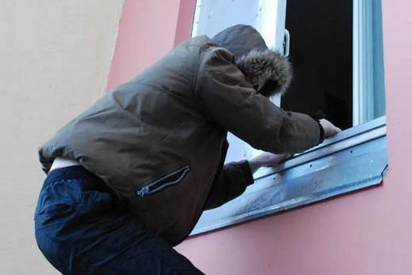 ​Bakıda iki yanaşı fərdi yaşayış evindən eyni vaxtda oğurluq edilib