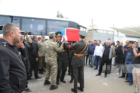Avtoqəzada həlak olan hərbçi Binə Şəhidlər Xiyabanında torpağa tapşırılıb