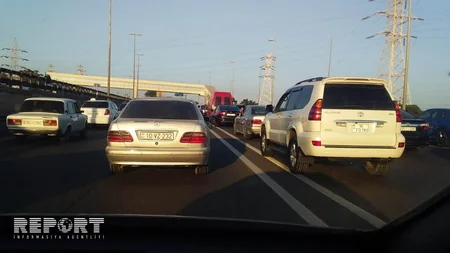 Bakıda iki minik avtomobili toqquşub, yolda tıxac yaranıb - FOTO