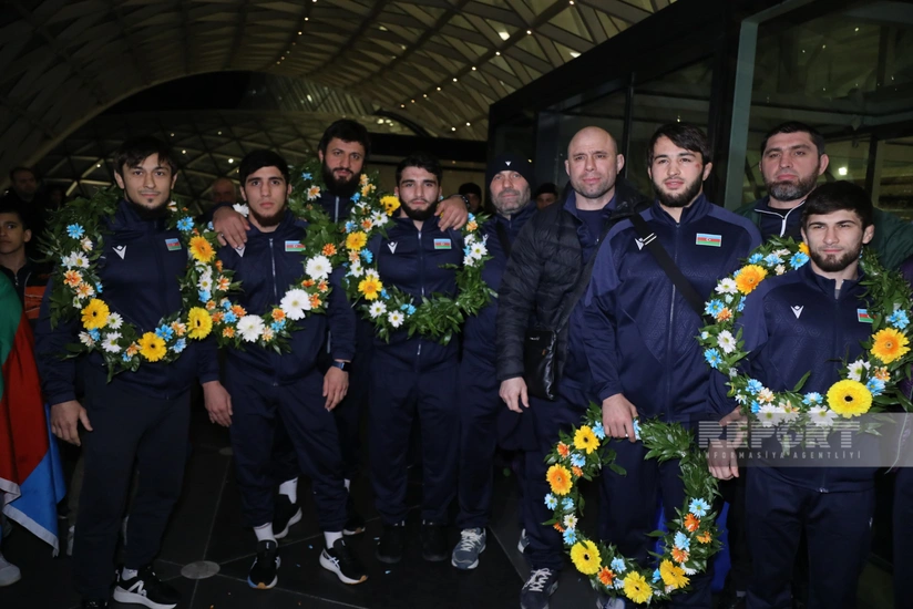Сборная Азербайджана по вольной борьбе, выигравшая ЧЕ, вернулась в Баку