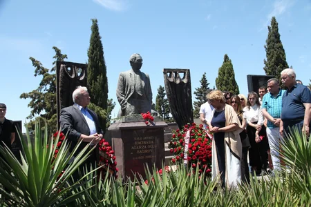 Hacıbaba Bağırovun 90 illiyi Fəxri Xiyabanda qeyd olunub